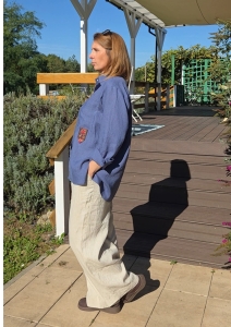 Boczne rozcięcie w lnianej koszuli oversize Luzi